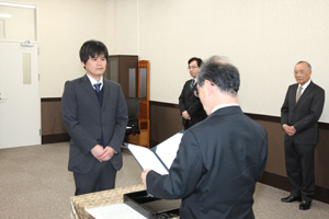 採択決定通知書を受け取る西中助教