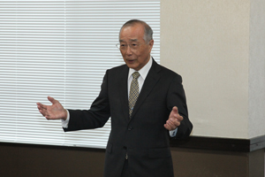 中村淳同窓会長の挨拶の様子