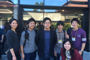 スタンフォード大学留学中の本学卒業生（中央）と派遣学生
