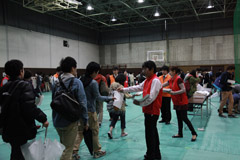 避難した体育館で安否確認の様子