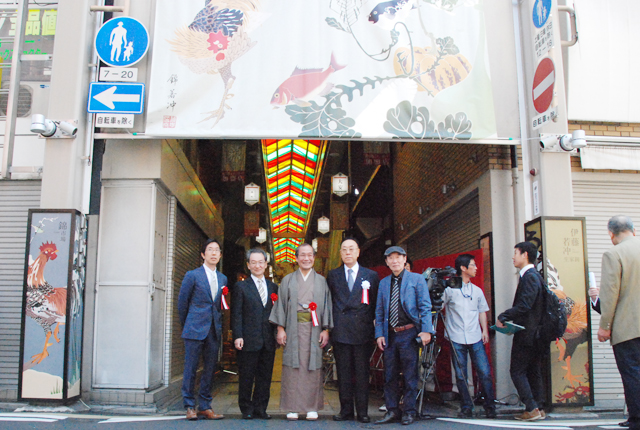 モニュメントとタペストリーでよそおいを一新した錦市場入口