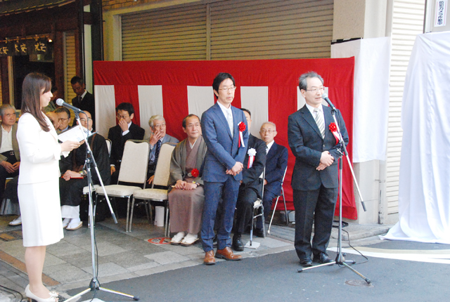 挨拶をする古山学長（左：中野准教授）