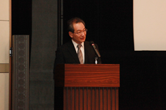 挨拶する古山学長