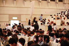 開演前から賑わいをみせるセンターホール