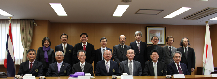 チェンマイ大学長一行と本学関係者
