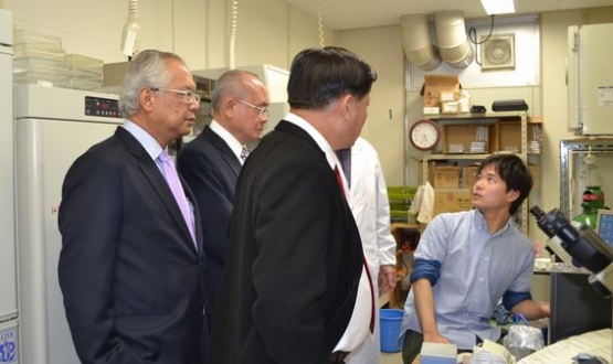 研究室視察の様子