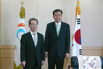 右から：慶南科学技術大学校　權　振澤総長、古山正雄学長