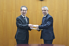 古山学長とAUTEX代表　Dominique ADOLPHE教授