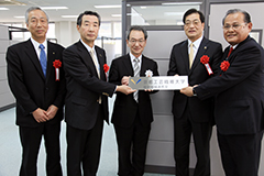 （左から）諏訪日東公進（株）社長、塩田綾部商工会議所会頭、古山学長、山崎綾部市長、材木日東精工（株）社長