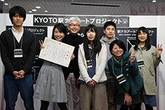 平口副市長より感謝状を受けた本学デザイン学専攻の学生ら