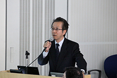山口政光教授の開会の挨拶の様子