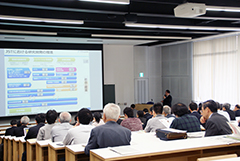 山本研究室視察の様子