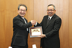 古山正雄学長（写真左）とモハマド・ザビディ・ザイナル総裁（写真右）
