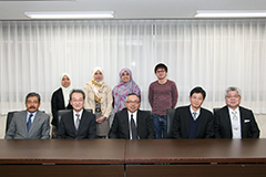 マレーシア政府派遣留学生との面談後の記念写真