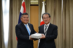 学長室での懇談の様子