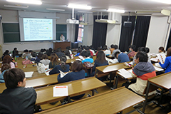 熱心に説明を聞く海外留学希望者