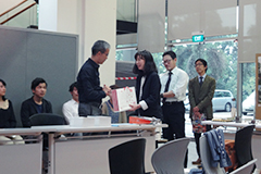 記念品贈呈の様子