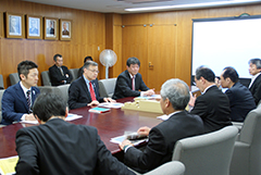学長室での懇談の様子