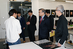 山本研究室視察の様子