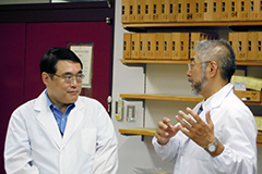 伊藤センター長㊨から説明を受ける<br />
堀内ライフサイエンス課長㊧<br />
