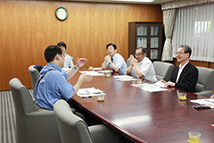 堀内ライフサイエンス課長㊧と<br />
懇談する古山学長㊨<br />
