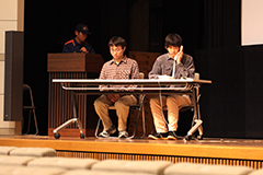 避難先での安否確認の様子