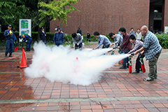 消火器の実技訓練をする学生たち