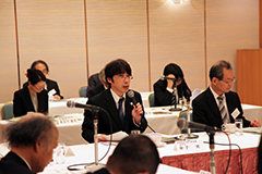 講演を行う金子視学官（写真右　古山学長）