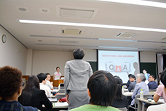 大学院生による英語でのプレゼンと質疑の様子