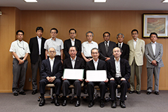 堀内ライフサ協定式に出席した本学および日新電機（株）関係者<br />
