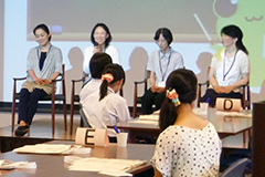 教員インタビューの様子（左から）建築学部門・北尾助教、物質工学部門・吉田准教授、生体分子工学部門・亀井教授、電子システム工学部門・大柴教授