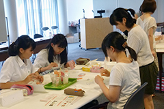 オリジナルコスメ実験（応用化学系）の様子