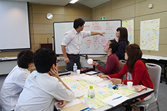 企業招待者とのグループワークの様子