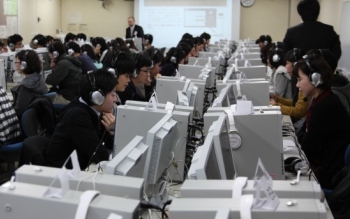 テストを受ける学生たち