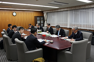 学長室での懇談の様子