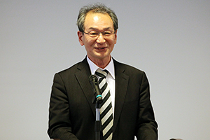開会挨拶を行う古山学長