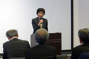 講評を行う山村科学技術振興機構プログラム主管