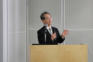 開会の挨拶をする古山学長
