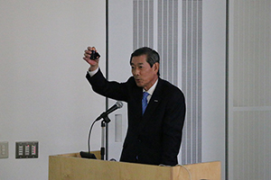 パナソニック株式会社代表取締役会長<br />
長榮周作氏の講演の様子