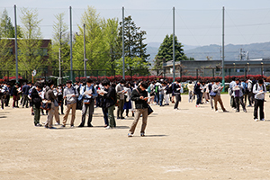 避難先のグラウンドでの安否確認の様子