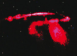 有機半導体の結晶が光っている様子。英国王立化学会の許可により、Journal of Materials Chemistry C、第2巻6号（2014年2月14日発行） の裏表紙から転載。