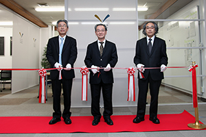 テープカットの様子