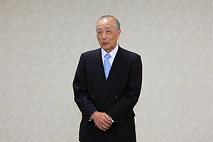 中村淳同窓会長の挨拶の様子