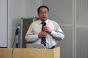 開会の挨拶をする森研究担当理事