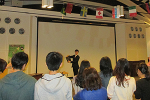 奇術部による奇術の披露の様子