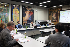 意見交換会で説明をする並木誠士美術工芸資料館長（中央）