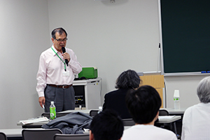 京都大学名誉教授　本学ＣＯＩヘルスサイエンス拠点　特任教授野本愼一氏の講演の様子