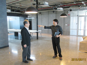 Michel先生から説明を受ける学長