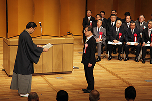 山田知事より特別感謝状の贈呈を受ける古山学長