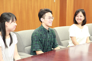 抱負を語る学生